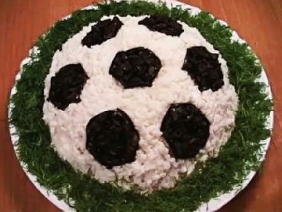 Салат «Футбольный мяч» с горбушей и помидорами