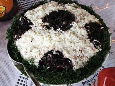 Салат «футбольный мяч» с рисом и куриной печенью