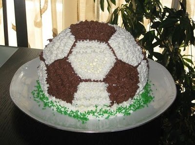 Торт «Футбольный мяч» из бисквитной крошки