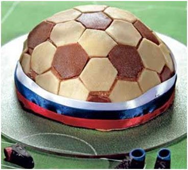 Торт «Футбольный мяч» с персиками и марципаном