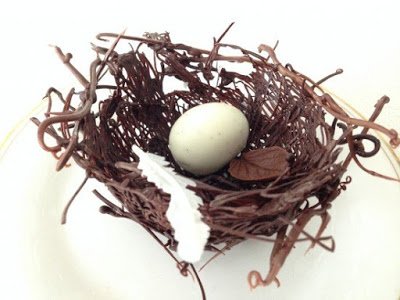 Шоколадные гнезда с бисквитными яичками