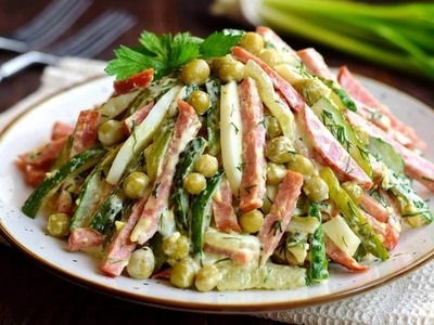 Салат с копченной колбасой, горошком и зеленью
