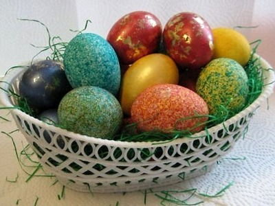 Как покрасить яйца с помощью риса и красителей