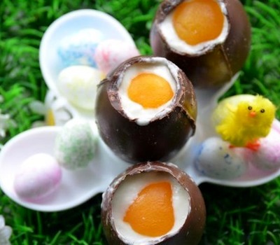Шоколадные пасхальные яйца с кремом и абрикосом