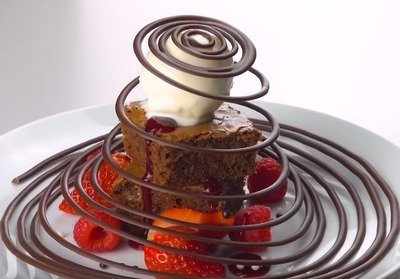 Шоколадная спираль для украшения десерта и торта