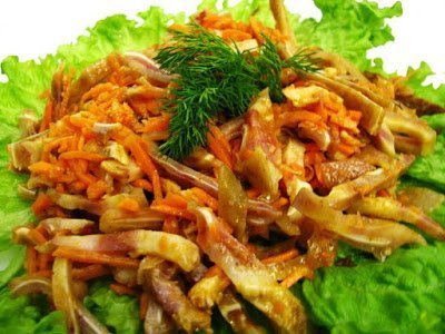 Салат из свиной шкурки, моркови и лука