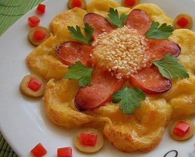 «Аленький цветочек» из картофельного пюре и сосисок