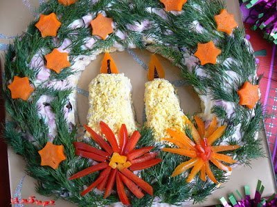 Салат «Рождественский венок» с фасолевым соусом