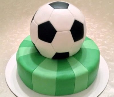Торт «Футбольный мяч» из мастики с черносливом и грецкими орехами