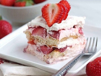 Творожный торт без выпечки с ягодами клубники