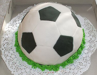 Торт «Футбольный мяч» с вишней